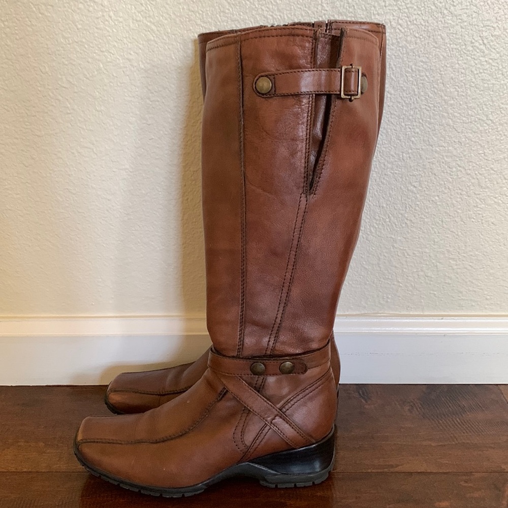 Clarks brown leather boots. Size 6.
